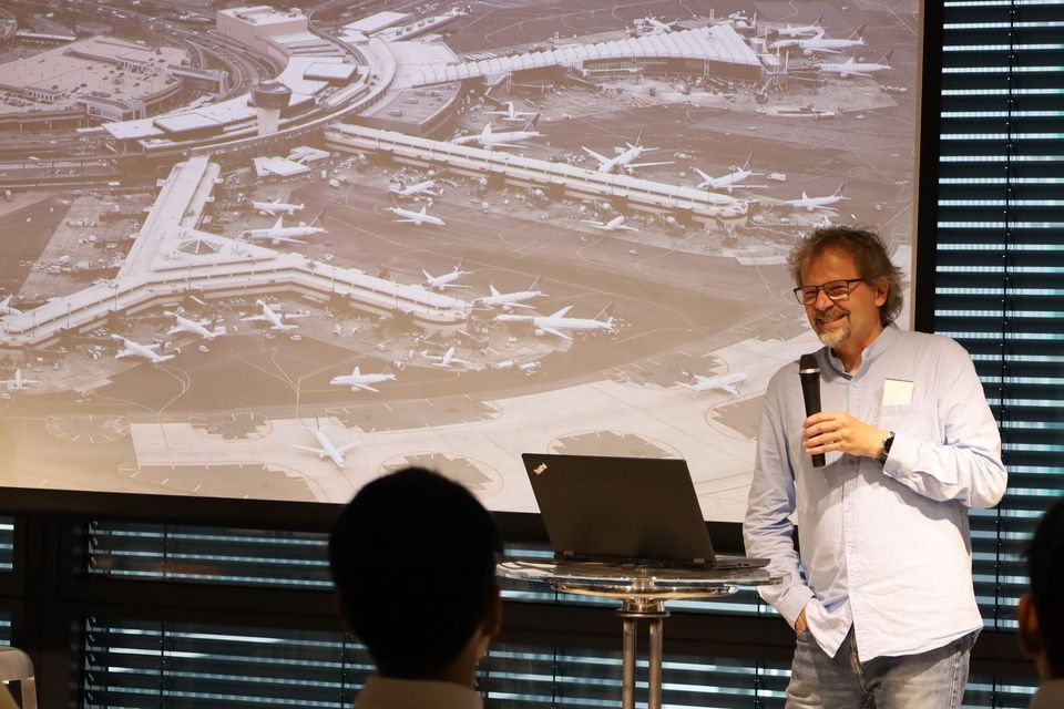 Tim Weilkiens speaking in front of the screen